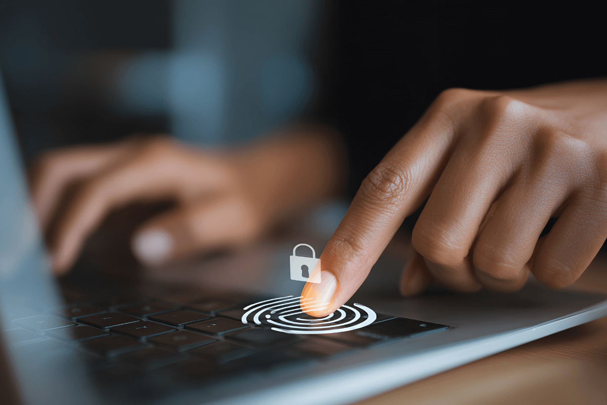 Un professionnel supervisant la protection des données dans le cadre de l'externalisation service informatique de la fonction DPO.