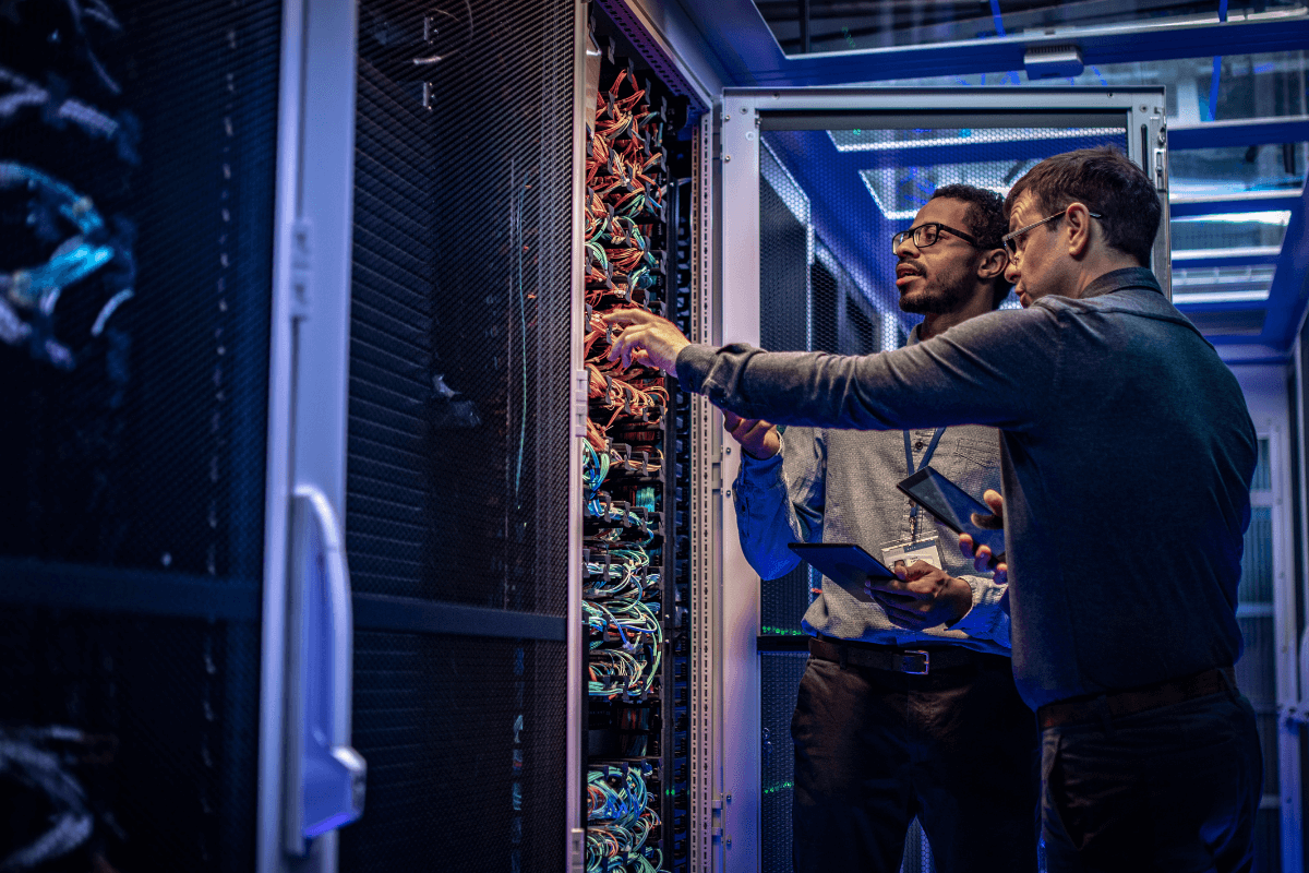 Expert informatique Infiny Link configurant des serveurs virtuels pour optimiser le parc informatique d'une entreprise.