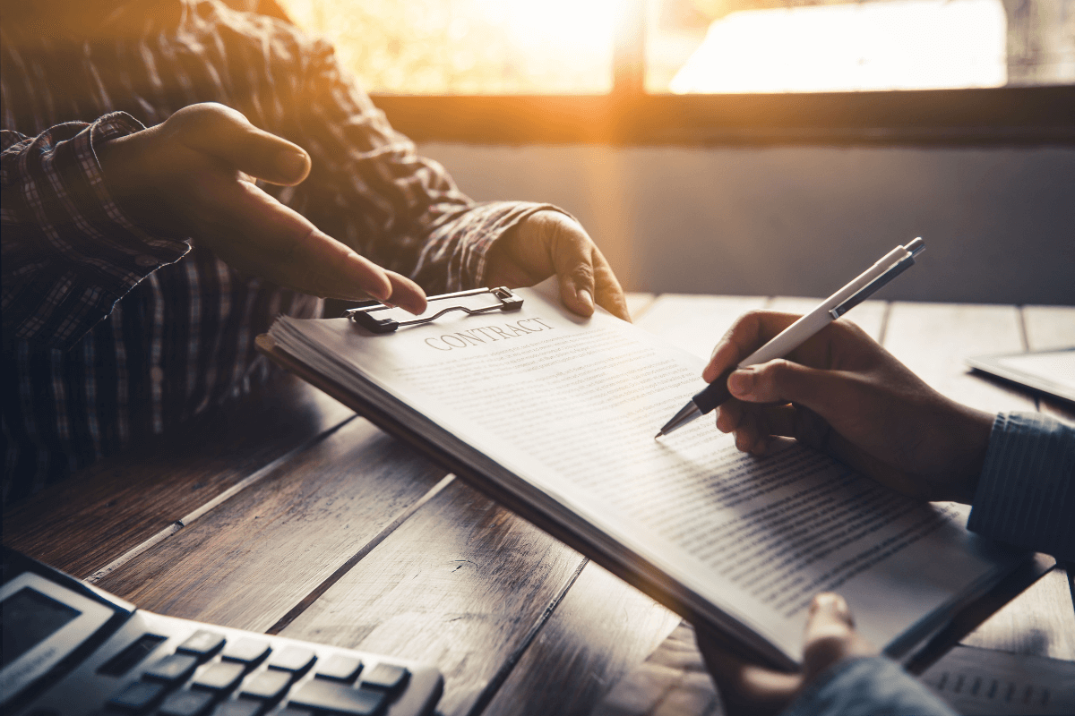 Document juridique détaillant les clauses d'un contrat infogérance informatique pour une entreprise de service.