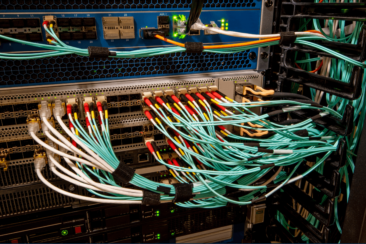 Baie informatique hébergeant des équipements de réseau privé MPLS et fibre entreprise