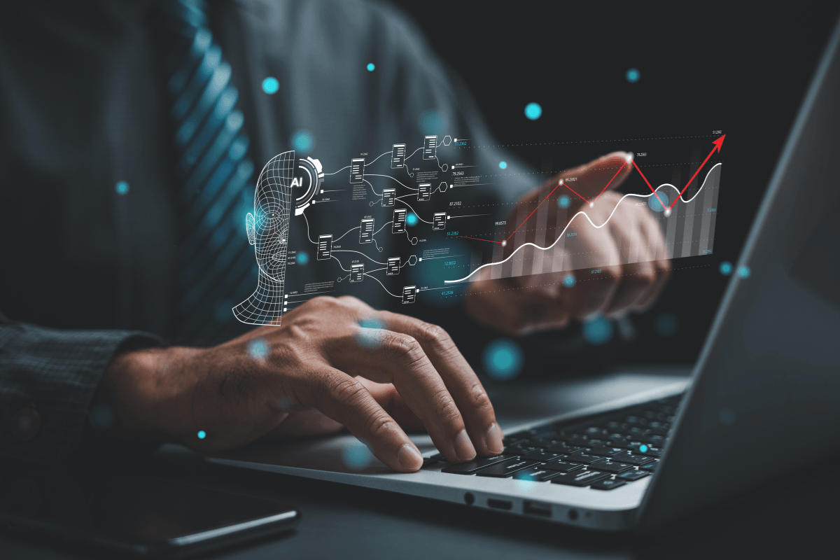 Technicien Infiny Link analysant les données de maintenance informatique PME sur un laptop.