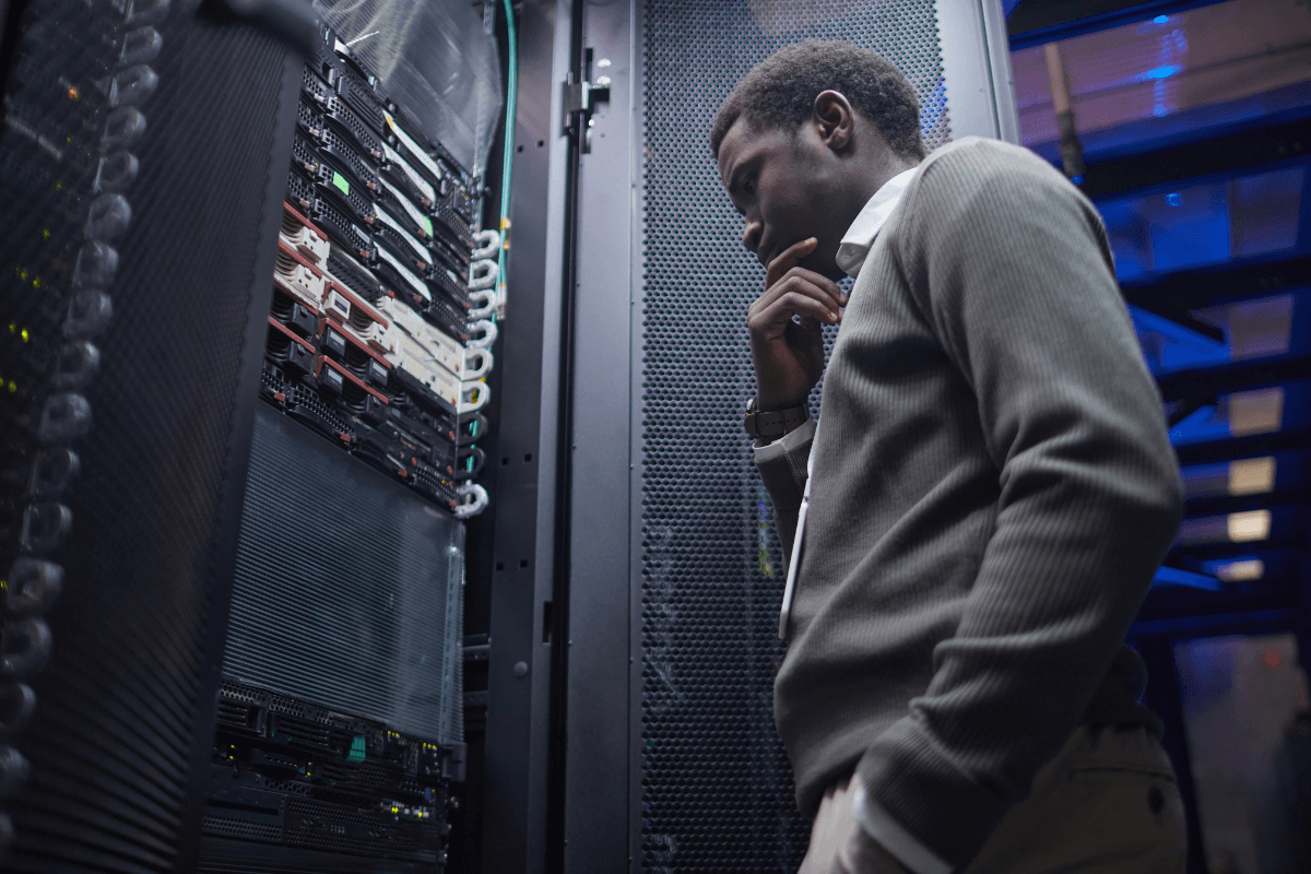 Technicien vérifiant le bon fonctionnement d'un réseau informatique pour un devis maintenance informatique
